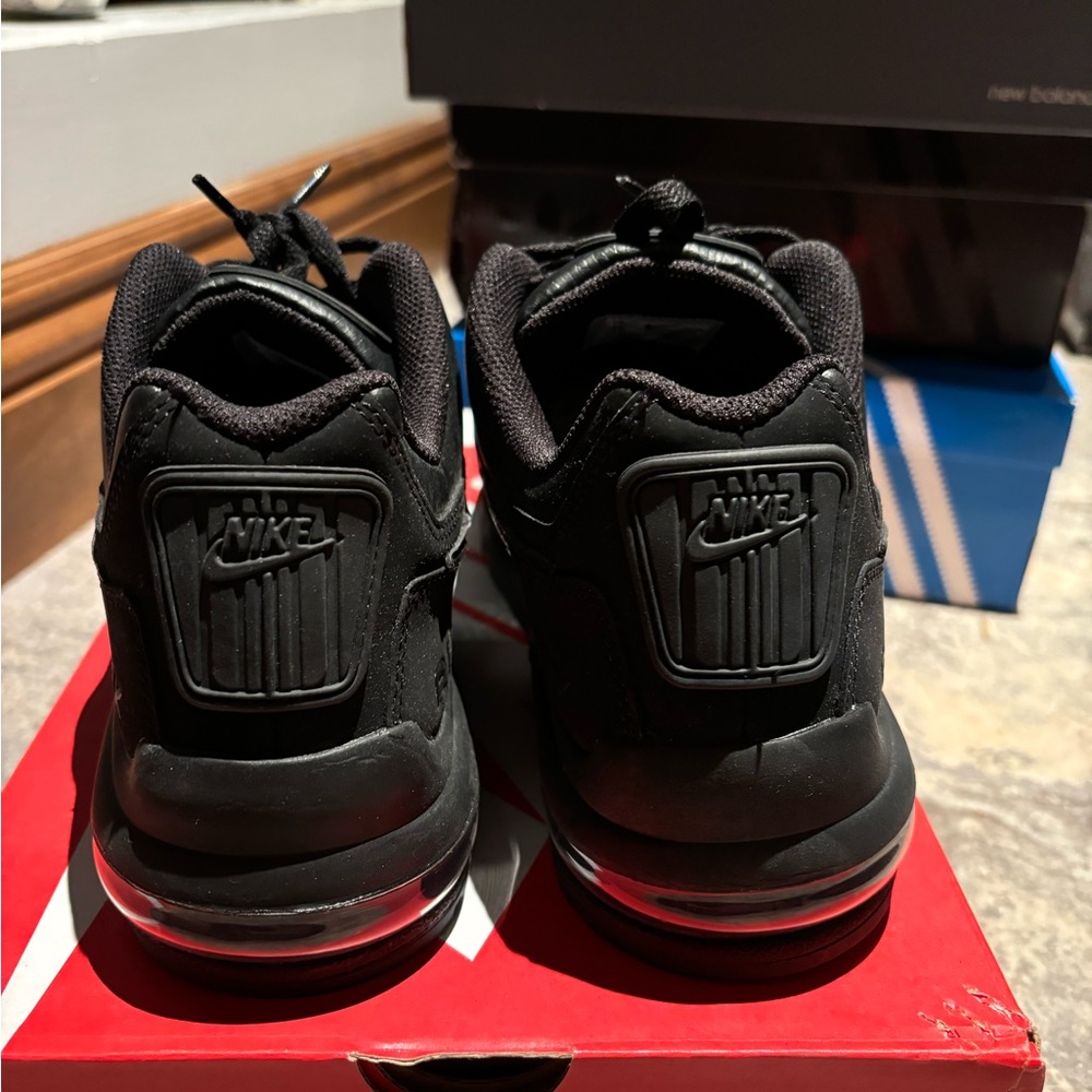 Nike - Picture 4 of 6